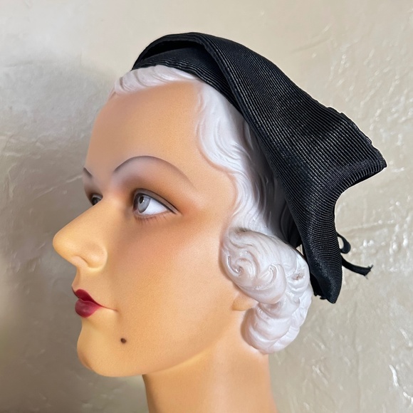 STUNNING 1930S' DESIGNER BLACK STRAW "DUTCH" STYLE HAT - Picture 2 of 13